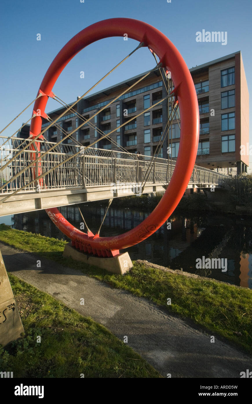 La passerelle Hertford Union Canal reliant Hackney Wick à 'l'Île du poisson avec des appartements récemment construits. Banque D'Images