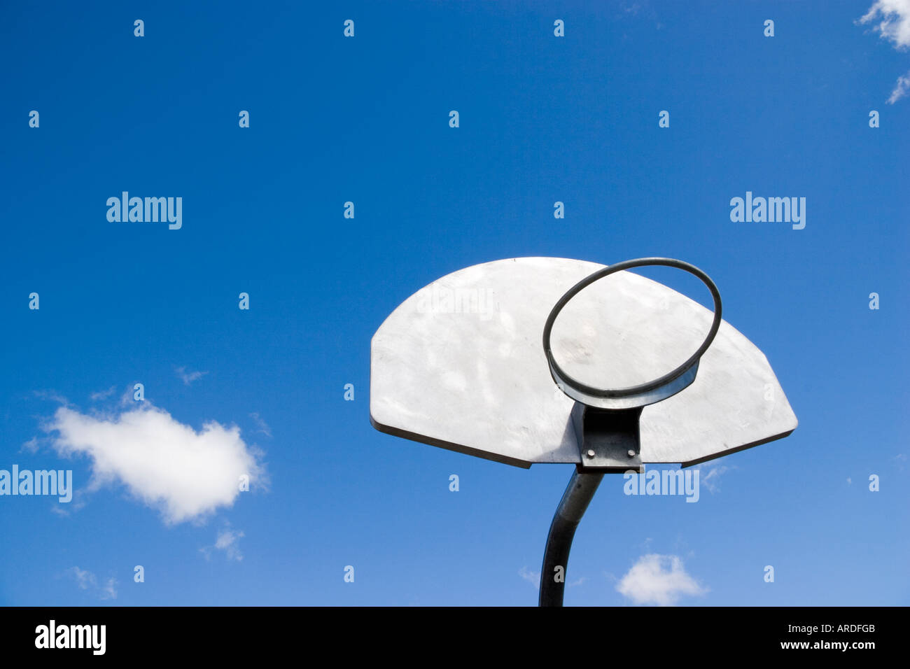 Netless de basket-ball et plaqué contre le ciel Banque D'Images