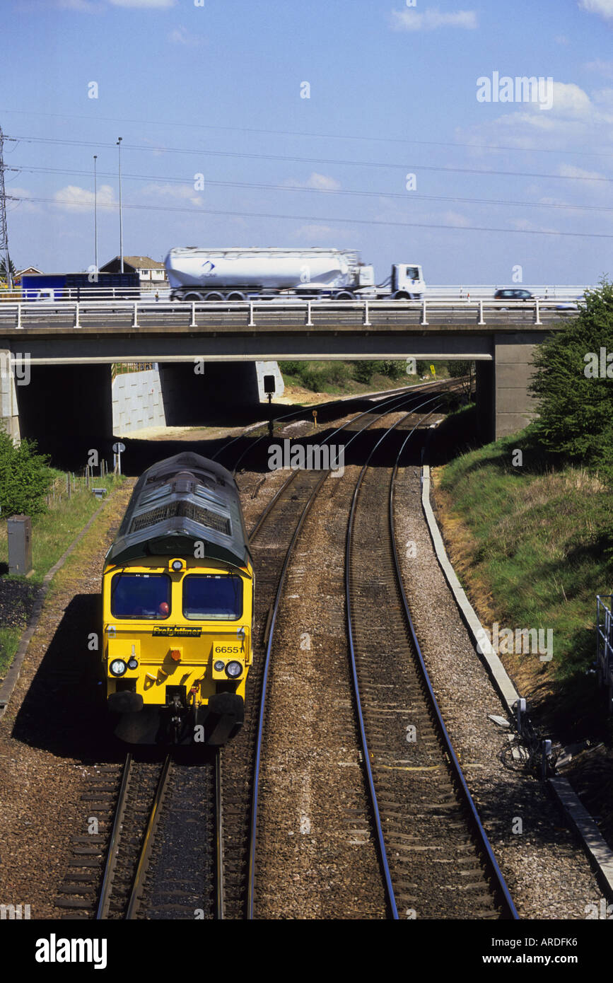 Sur les véhicules circulant sur l'autoroute ferroviaire pont au-dessus du moteur sur le ligne de chemin de fer henrichenburg shiplift yorkshire uk Banque D'Images