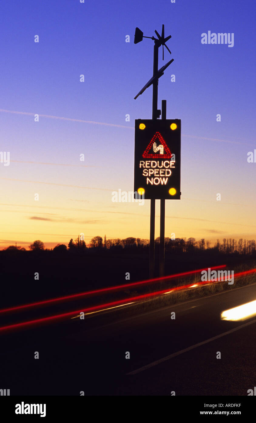 Véhicule à énergie solaire et éolienne, réduire la vitesse de déclenchement maintenant allumé en signe d'avertissement sur le côté de la route à la tombée de la Leeds UK Banque D'Images