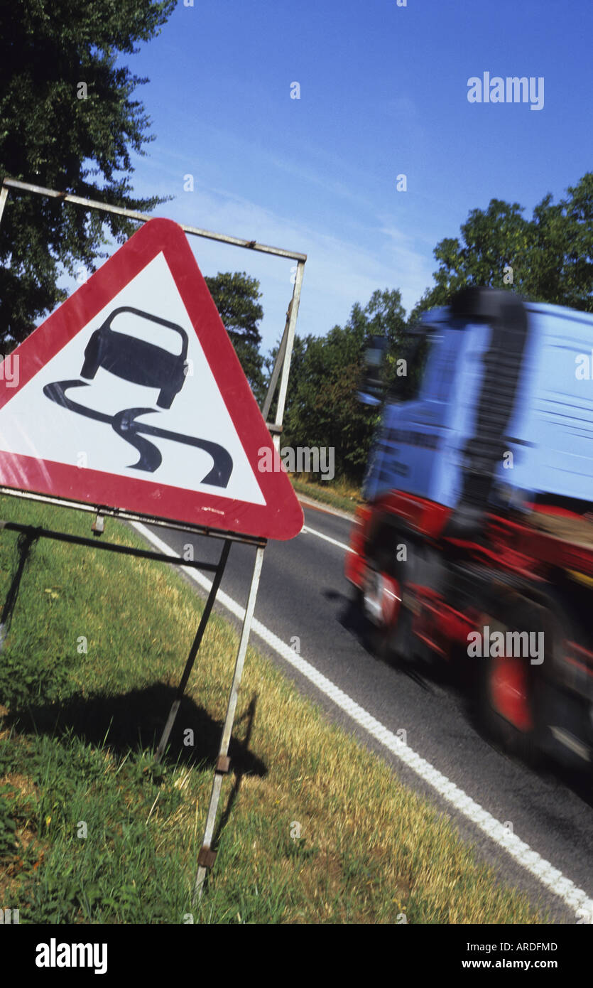 Camion passant route glissante panneau d'avertissement de surface leeds uk Banque D'Images