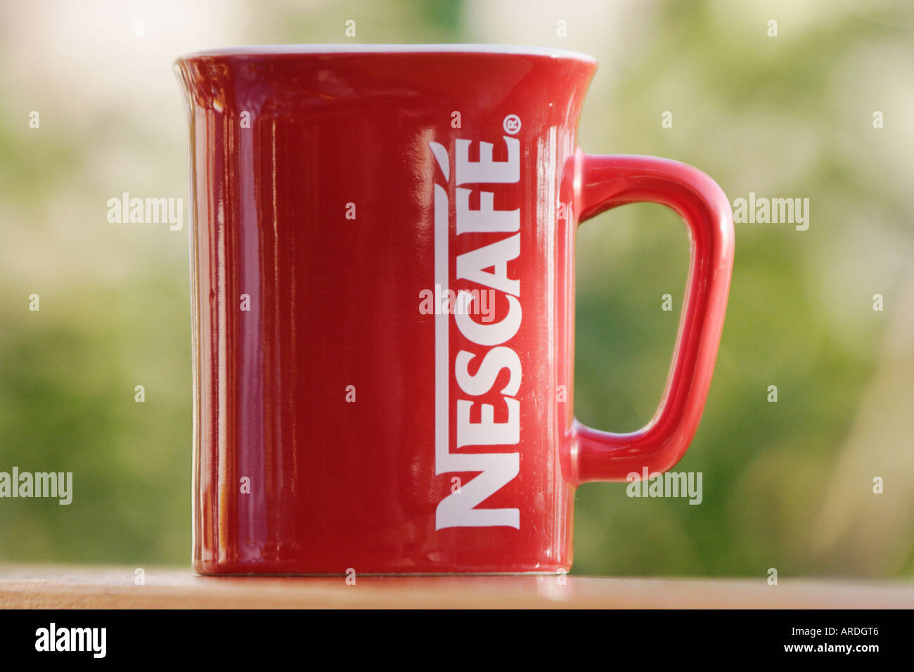 Tasse rouge de nescafé Banque de photographies et d’images à haute ...