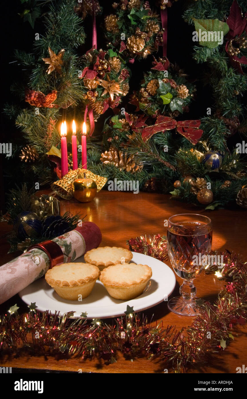 Santa's traiter pour le souper : shop acheté petits pâtés avec un verre de sherry dans un verre taillé de Waterford Banque D'Images