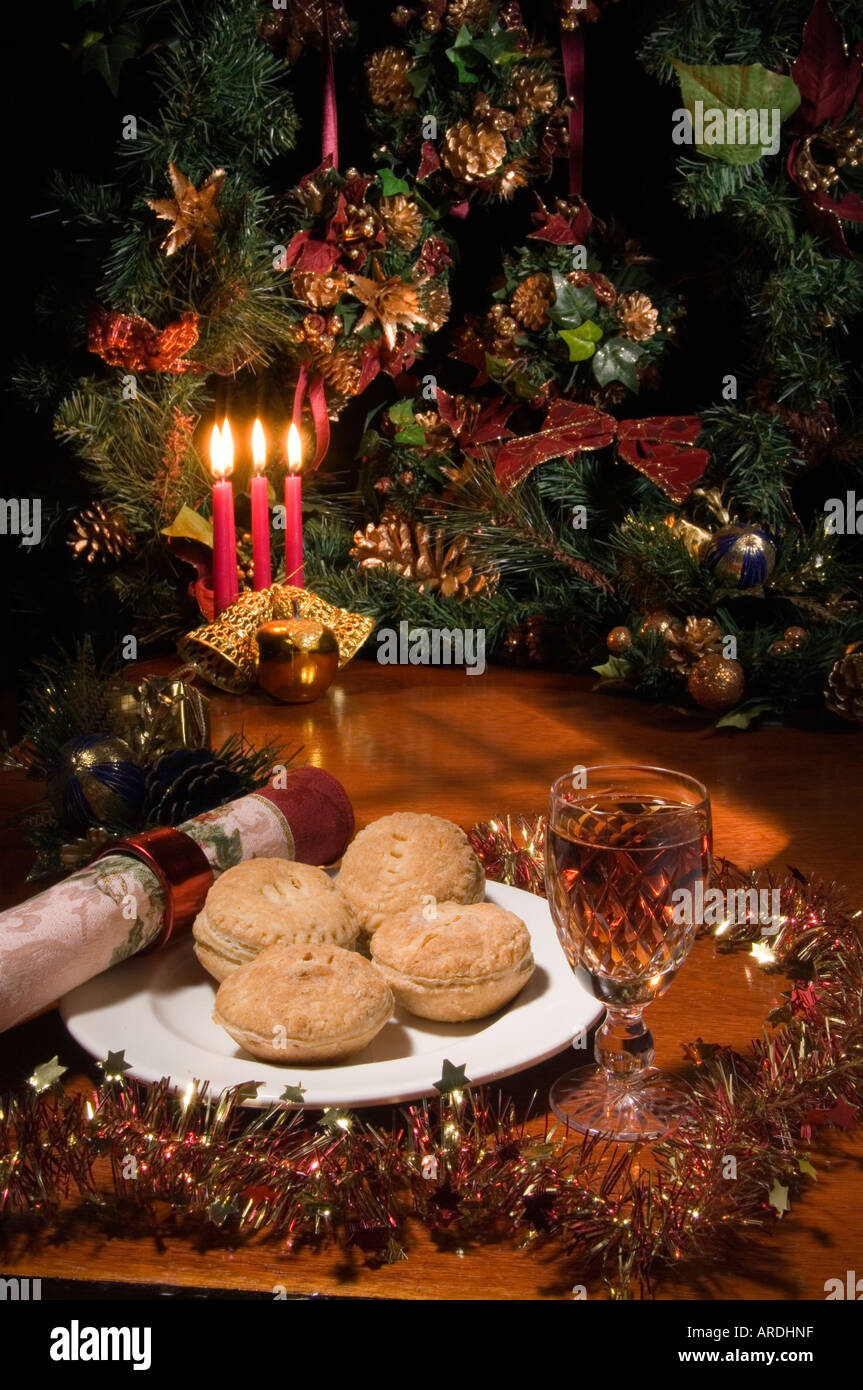 Santa's traiter pour le souper : petits pâtés faits maison avec un verre de sherry dans un verre de Waterford - (des tartes) Banque D'Images