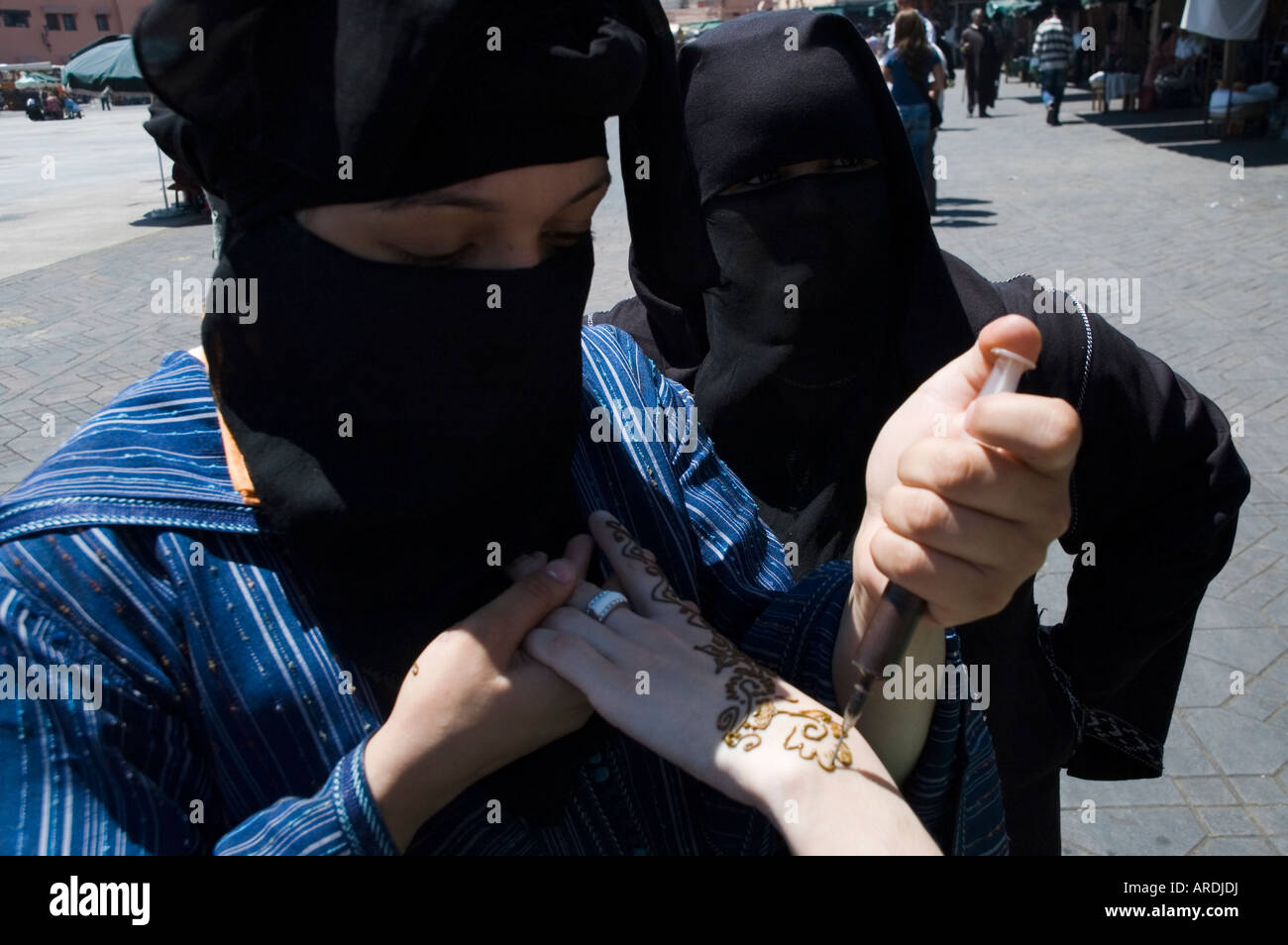 Tatoué au henné touristiques dans l Fna. Marrakech, Maroc, Afrique Banque D'Images