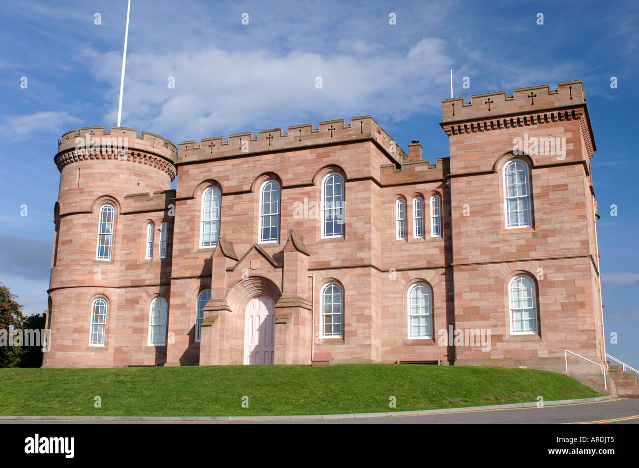 Le Château d'Inverness surplombant la rivière Ness, Highand Région. L'Écosse. XPL 3540-344 Banque D'Images