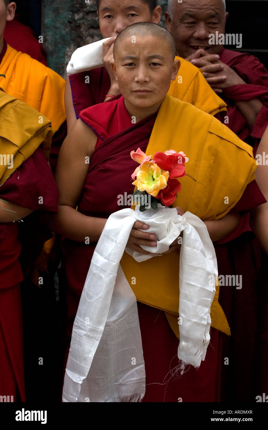 La nonne bouddhiste tibétain avec l'offre à Sa Sainteté le 14e Dalaï Lama,  Dharamsala, Inde, fleurs, écharpe blanche, katang Photo Stock - Alamy