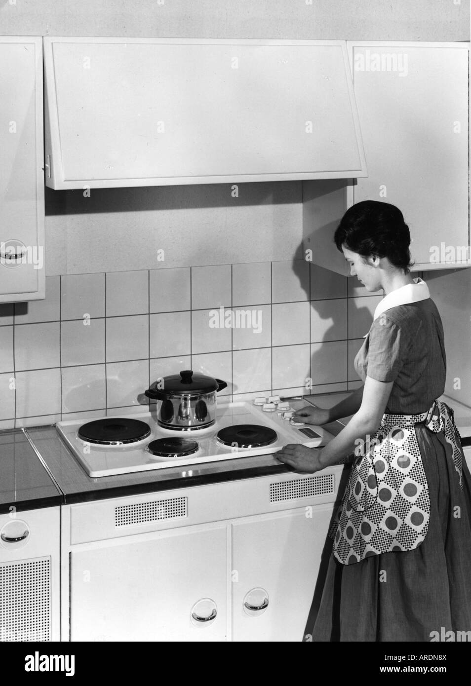 ménage, cuisine, femme au poêle, années 1950, , Banque D'Images