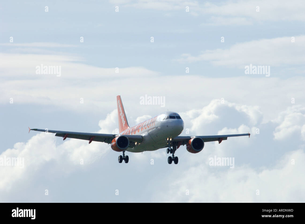 Easy Jet 737-700 London vol arrivant à l'aéroport d'Inverness. 3571-347 XAV Banque D'Images