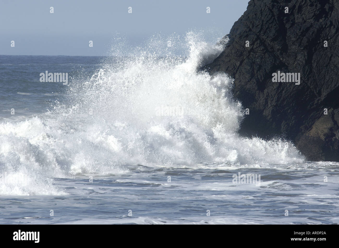 Les vagues de l'océan s'écraser sur les rochers le long de la côte à Fort Cronkite Beach California USA Banque D'Images