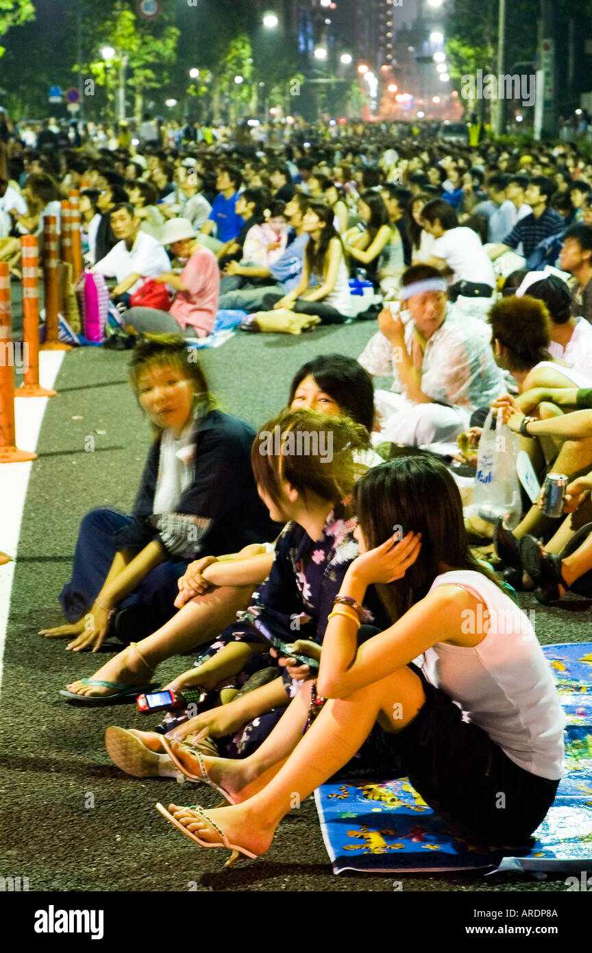 Des foules énormes s'asseoir et regarder les feux d'artifice de la rivière Sumida à Tokyo au Japon Banque D'Images