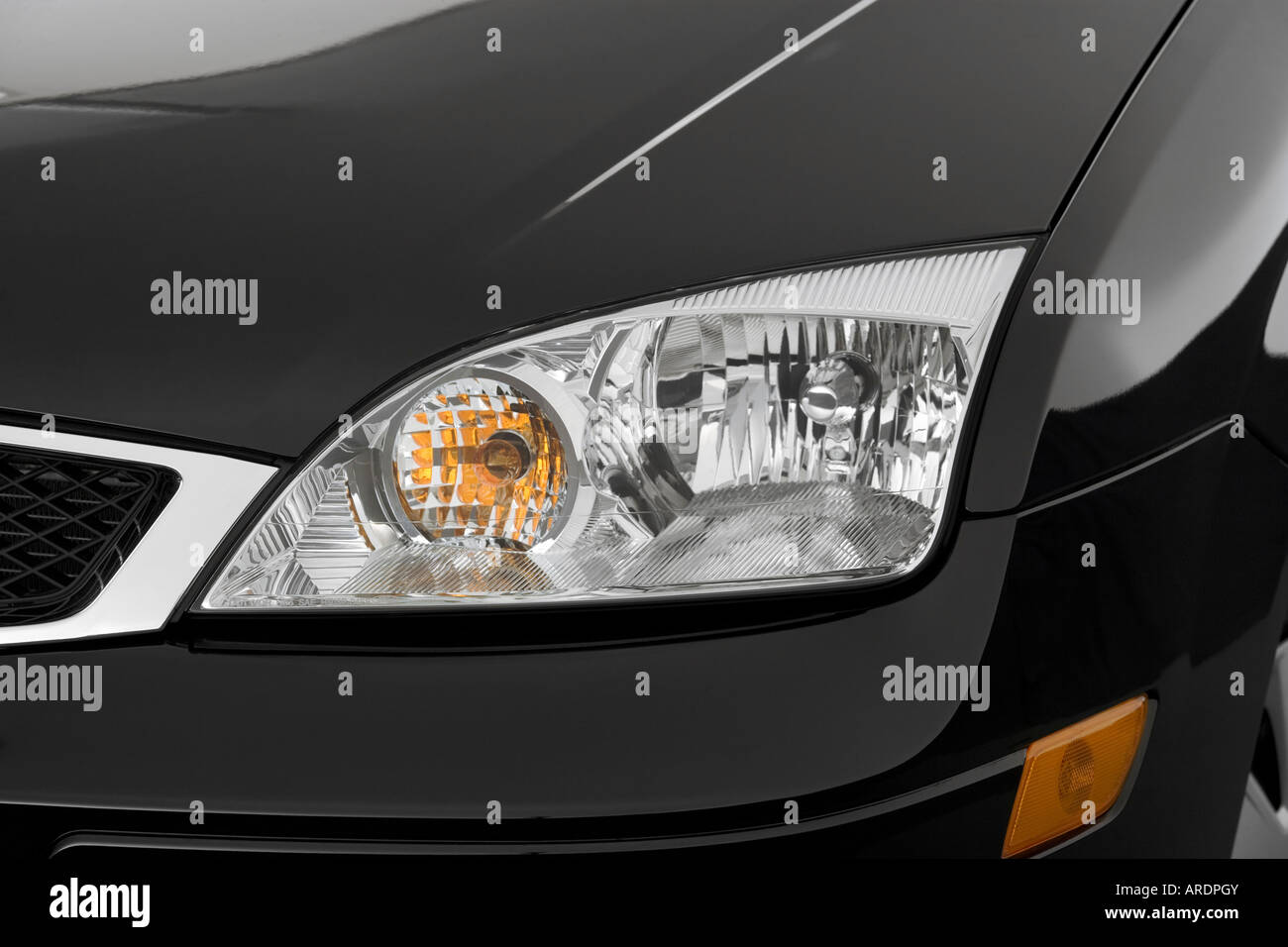 2007 Ford Focus S en noir - Phare Banque D'Images