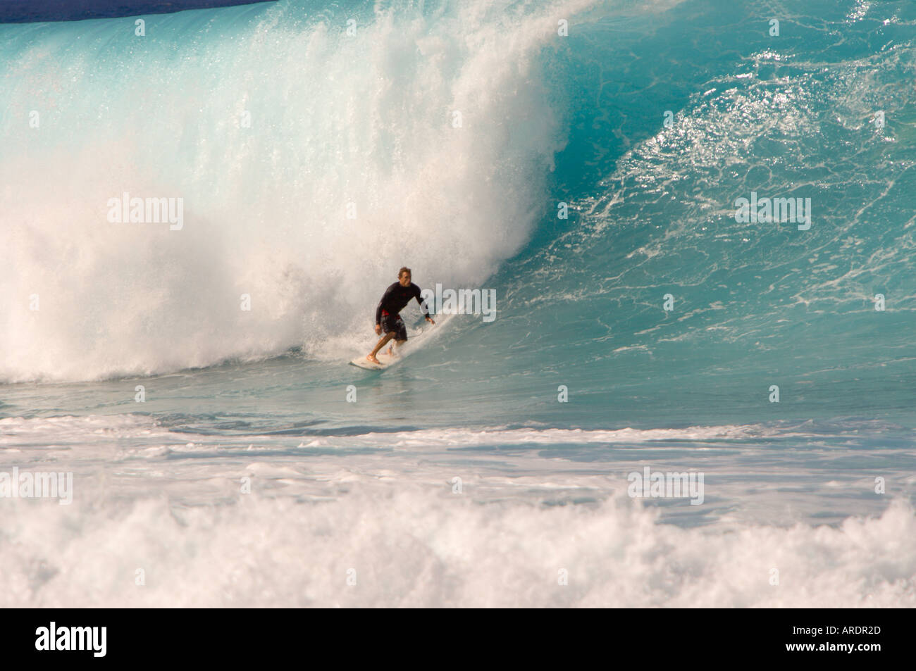 Surfer sur la vague de surf Big classique au beurre de Banzai Pipeline au concours Rip Curl sur la côte nord d'Oahu, Hawaii Banque D'Images