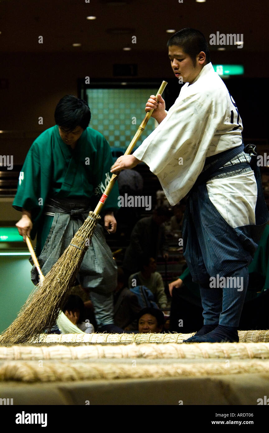 Un fonctionnaire balaye l'anneau au sumo Ryogoku stadium à Tokyo au Japon Banque D'Images