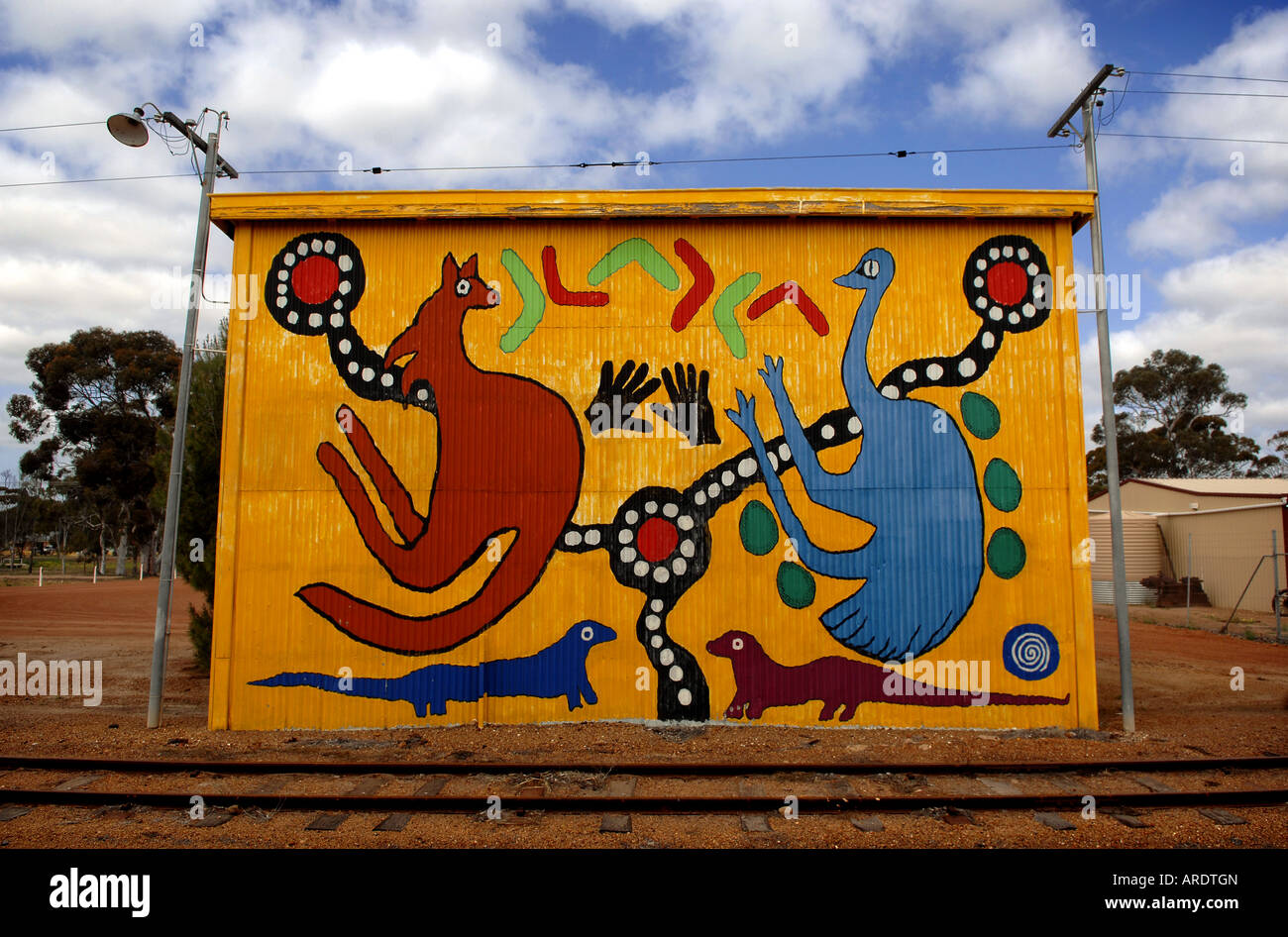 Aboriginal art décore le côté d'un hangar par un chemin de fer dans la ville de wheatbelt Quairading , l'ouest de l'Australie Banque D'Images