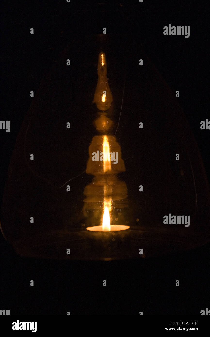 Lumignon flamme de bougie en verre fumé support en forme de bell vu de côté Banque D'Images