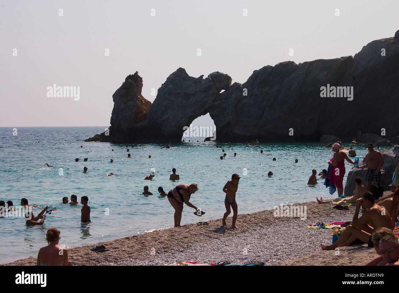 Day trippers à plage de Lalaria sur l'île de Skiathos et la mer au large de la Grèce Banque D'Images