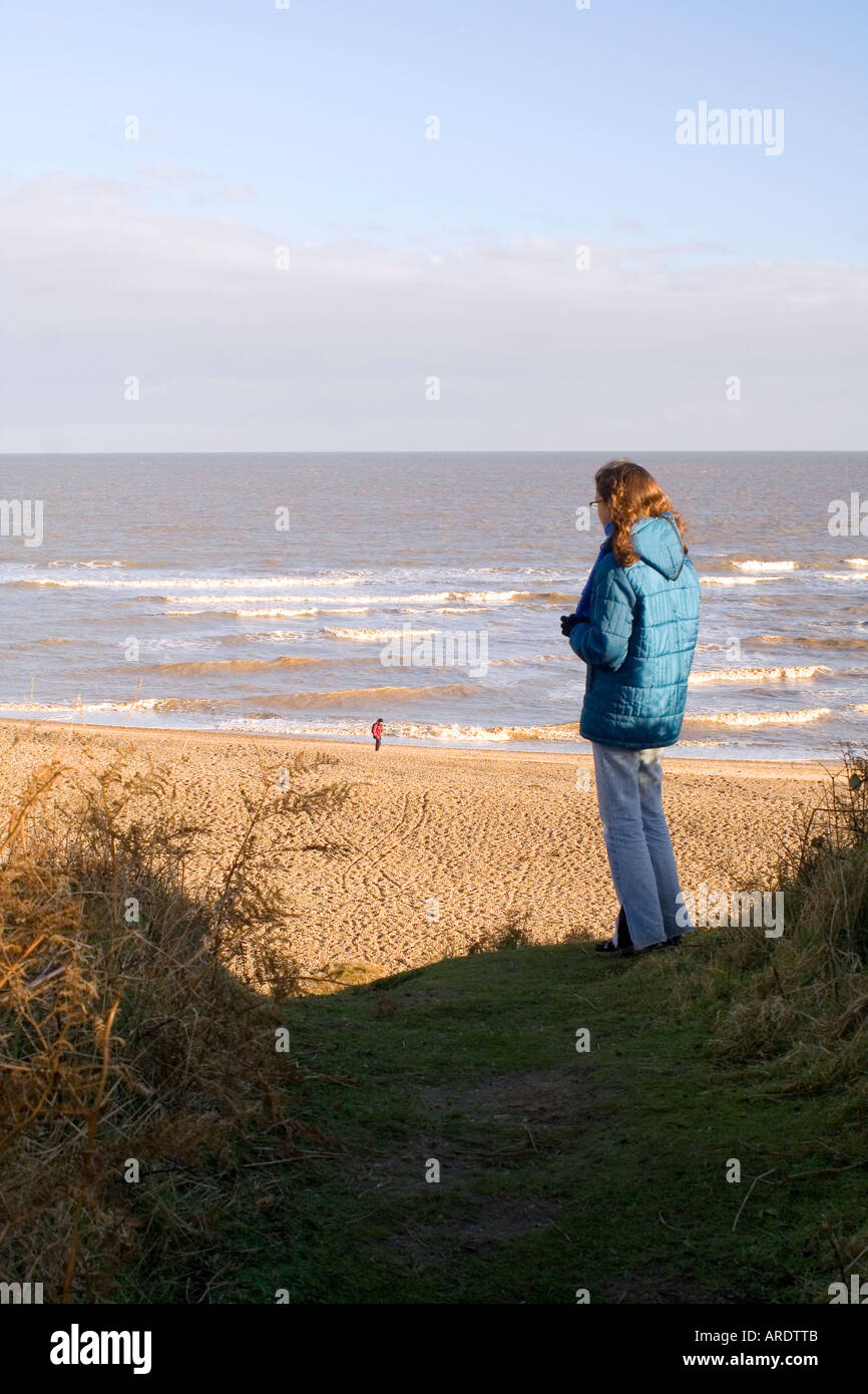 Girl watching la mer Angleterre Suffolk Aldeburgh Banque D'Images