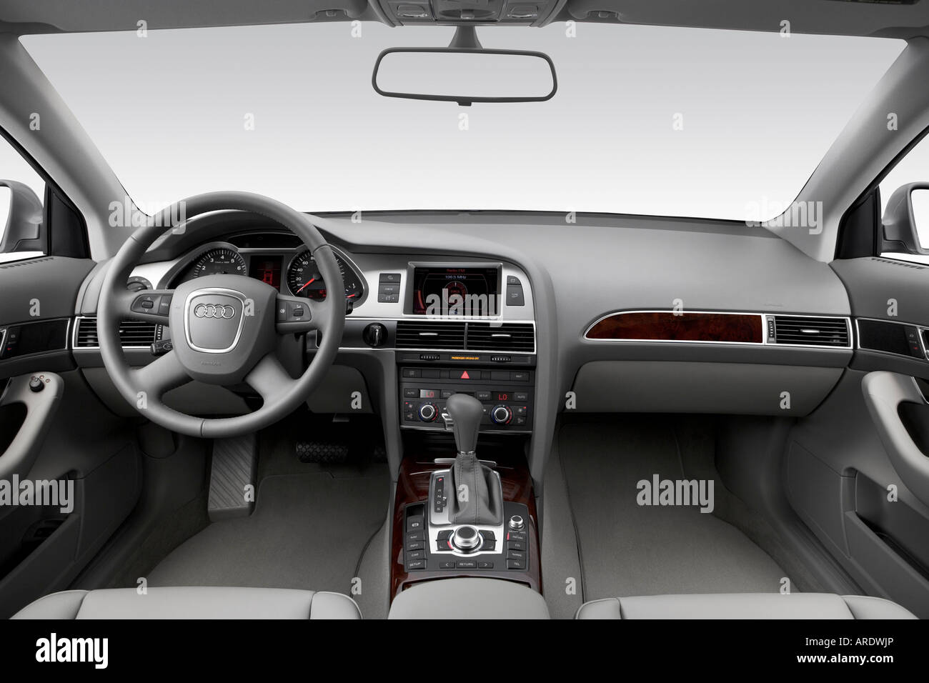 2007 Audi A6 3.2 en gris - planche de bord, console centrale, le levier de vitesses voir Banque D'Images