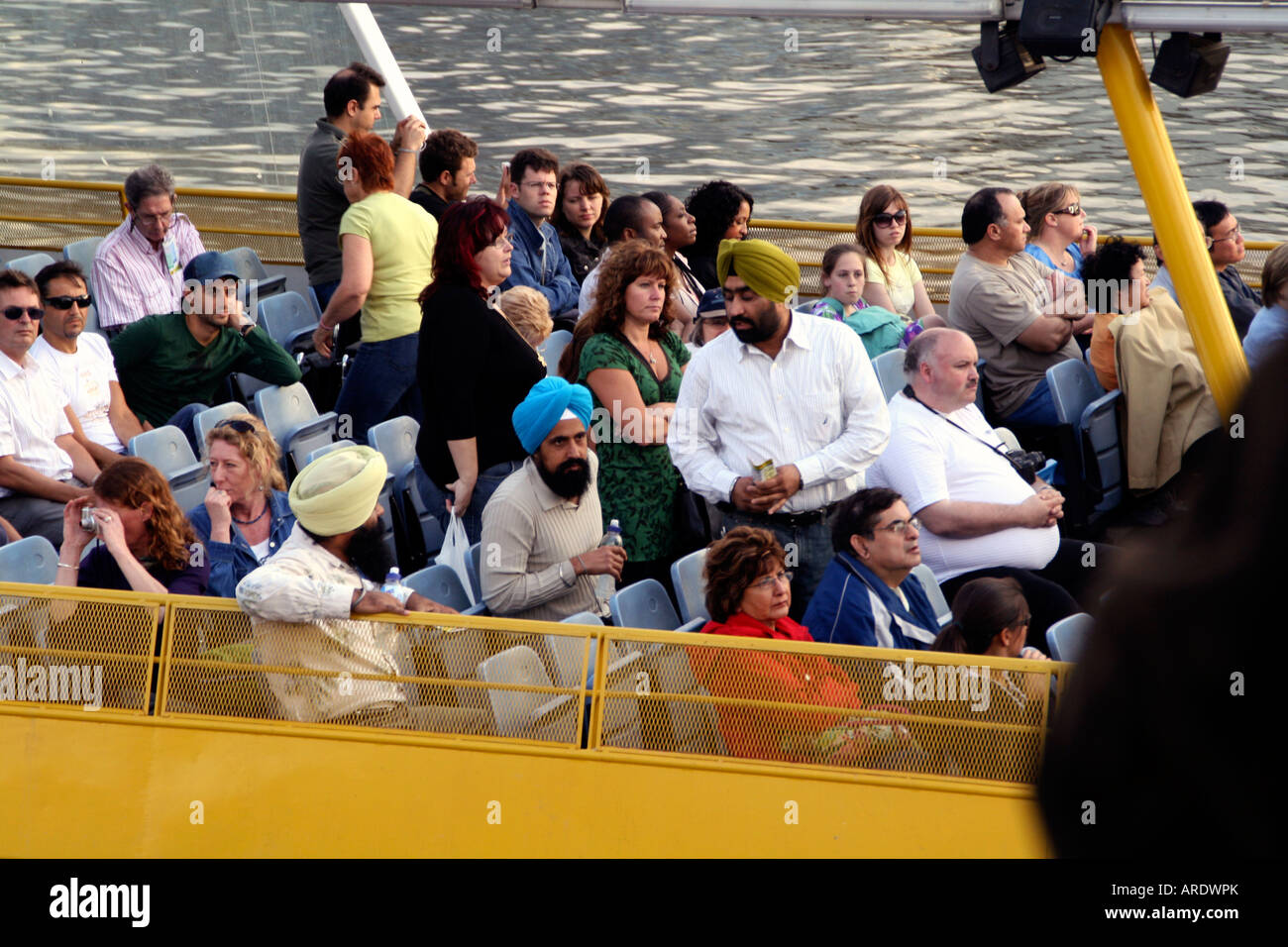 Les touristes sur un bateau de plaisance sur la Tamise, Londres Banque D'Images