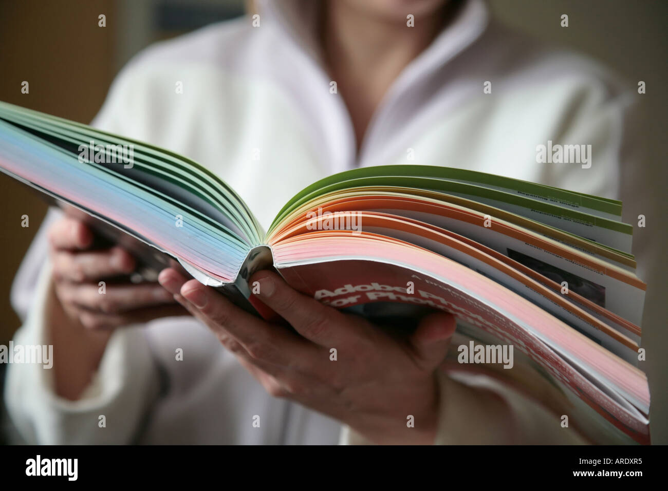 Woman holding book reference Banque de photographies et d’images à ...