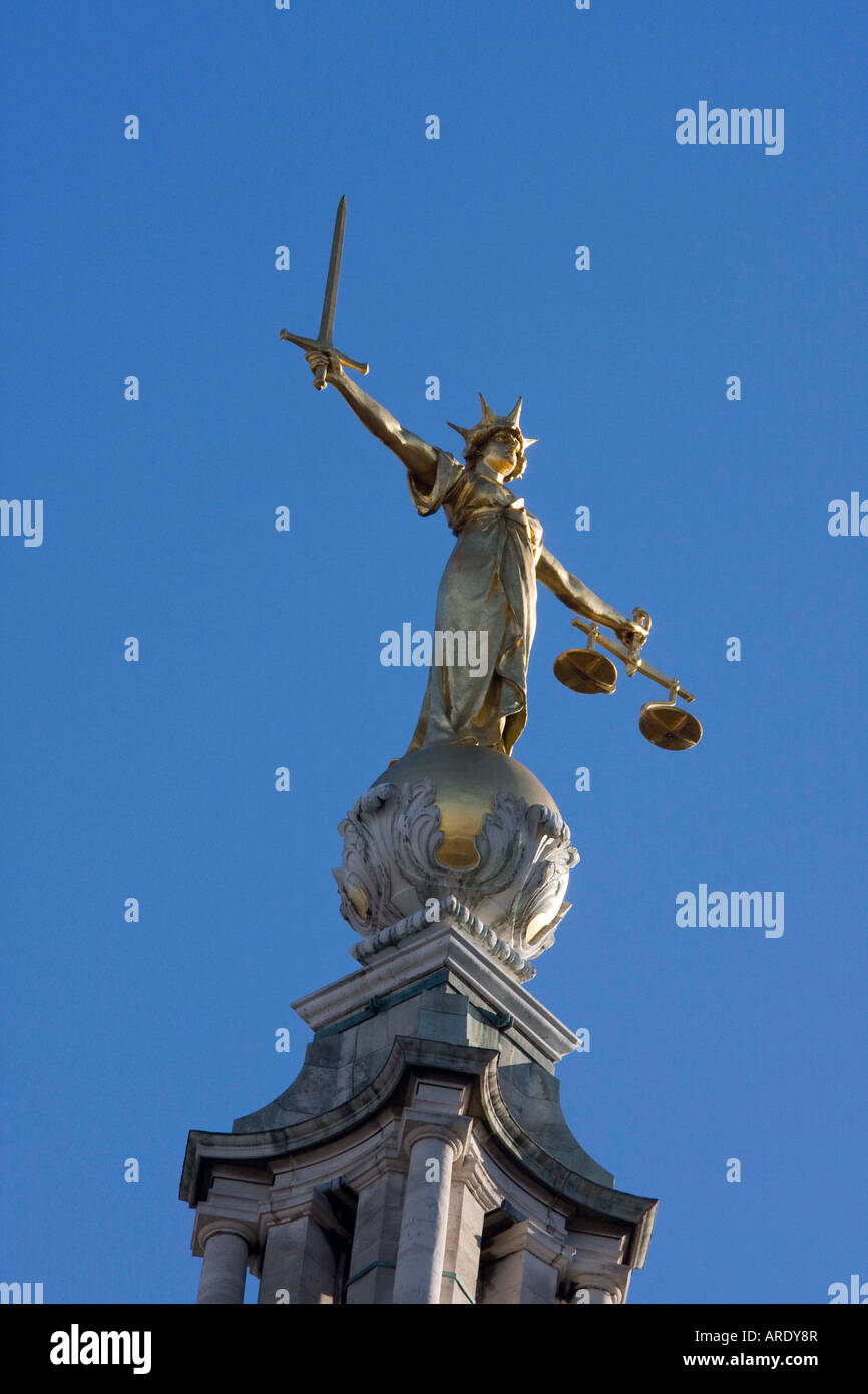 Statue de la balance de la Justice sur le haut de la Cour pénale centrale Old Bailey London England UK Banque D'Images