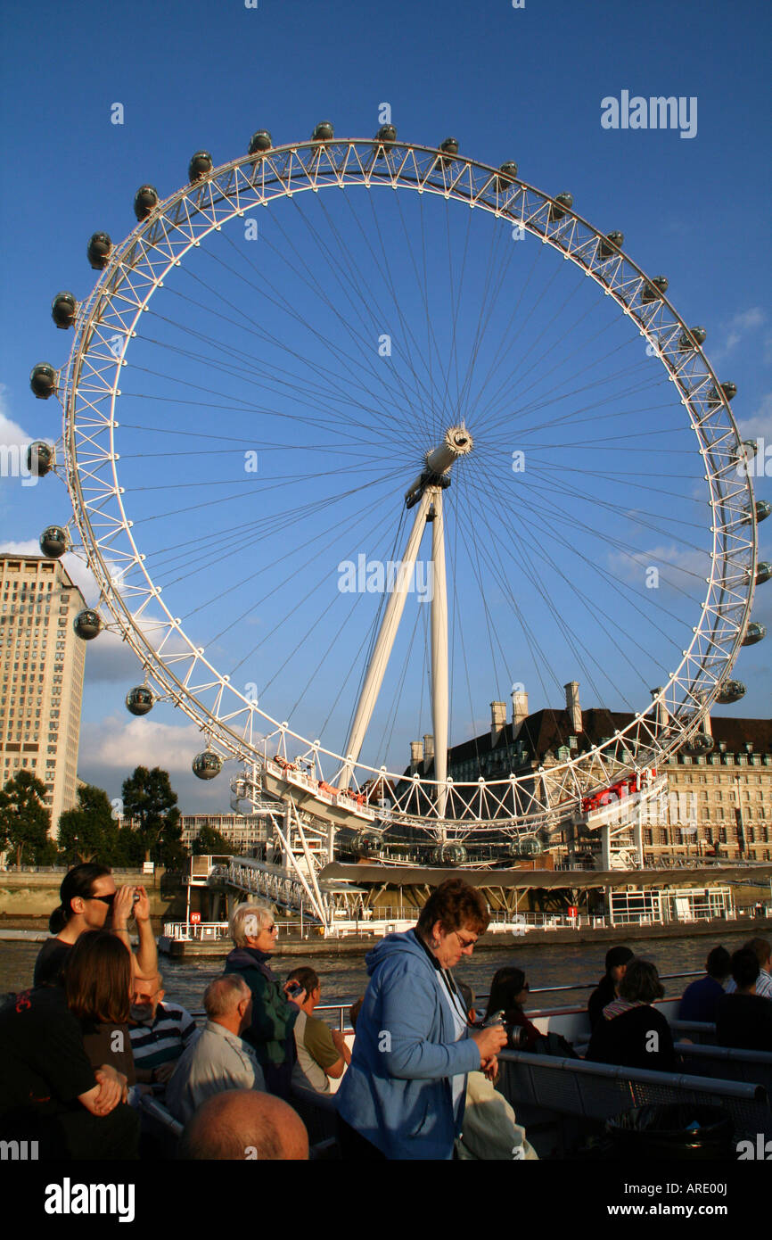 London Eye vu à partir d'un bateau de la rivière Thames Banque D'Images