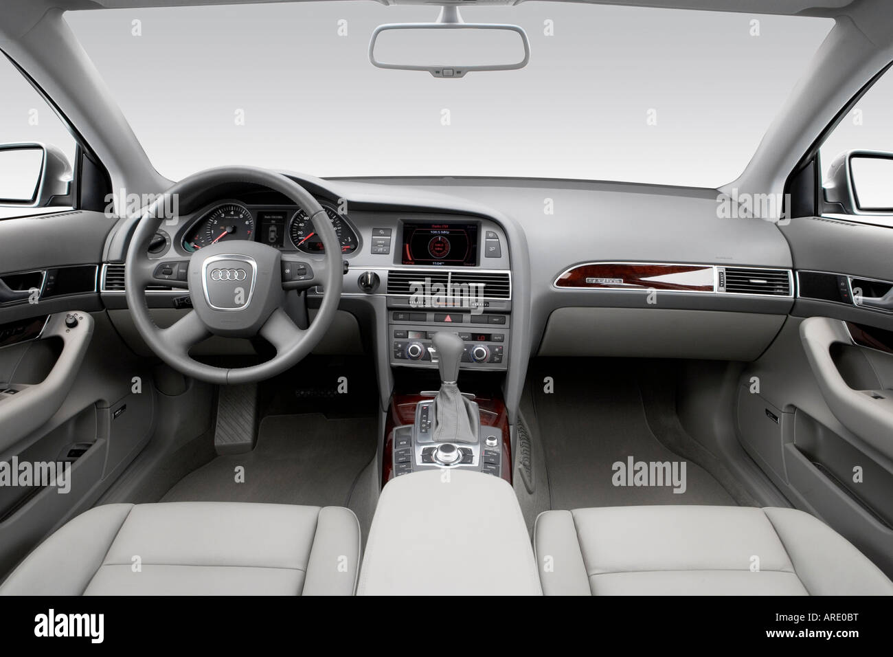 2006 Audi A6 Avant 3.2 quattro en gris - planche de bord, console centrale, le levier de vitesses voir Banque D'Images