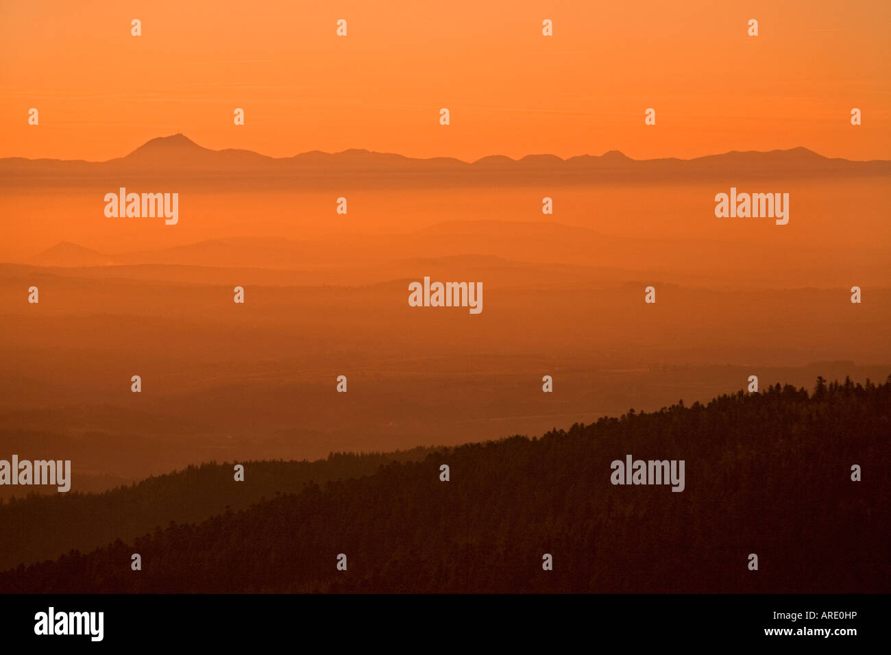 La plaine de Limagne et la "chaîne des Puys" au coucher du soleil (France). La plaine de la Limagne et la Chaîne des Puys, le soir (France) Banque D'Images