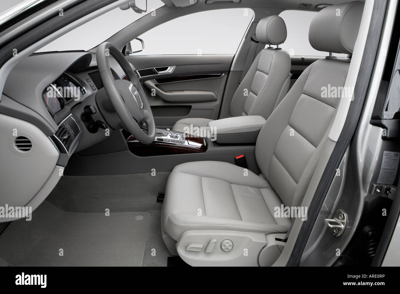2006 Audi A6 Avant 3.2 quattro en gris - sièges avant Banque D'Images