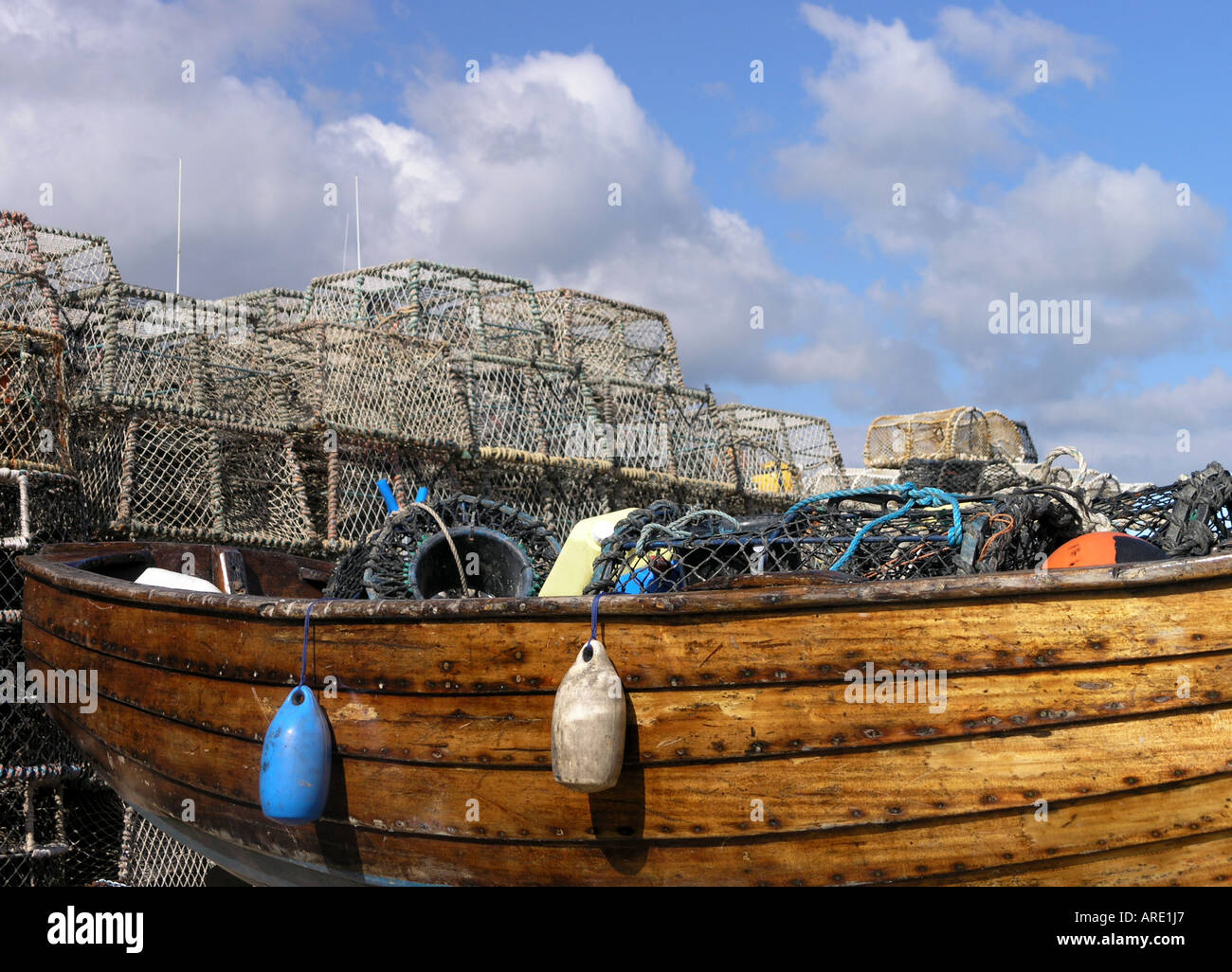 Des cages de homard et crabe et bateau de pêche Banque D'Images