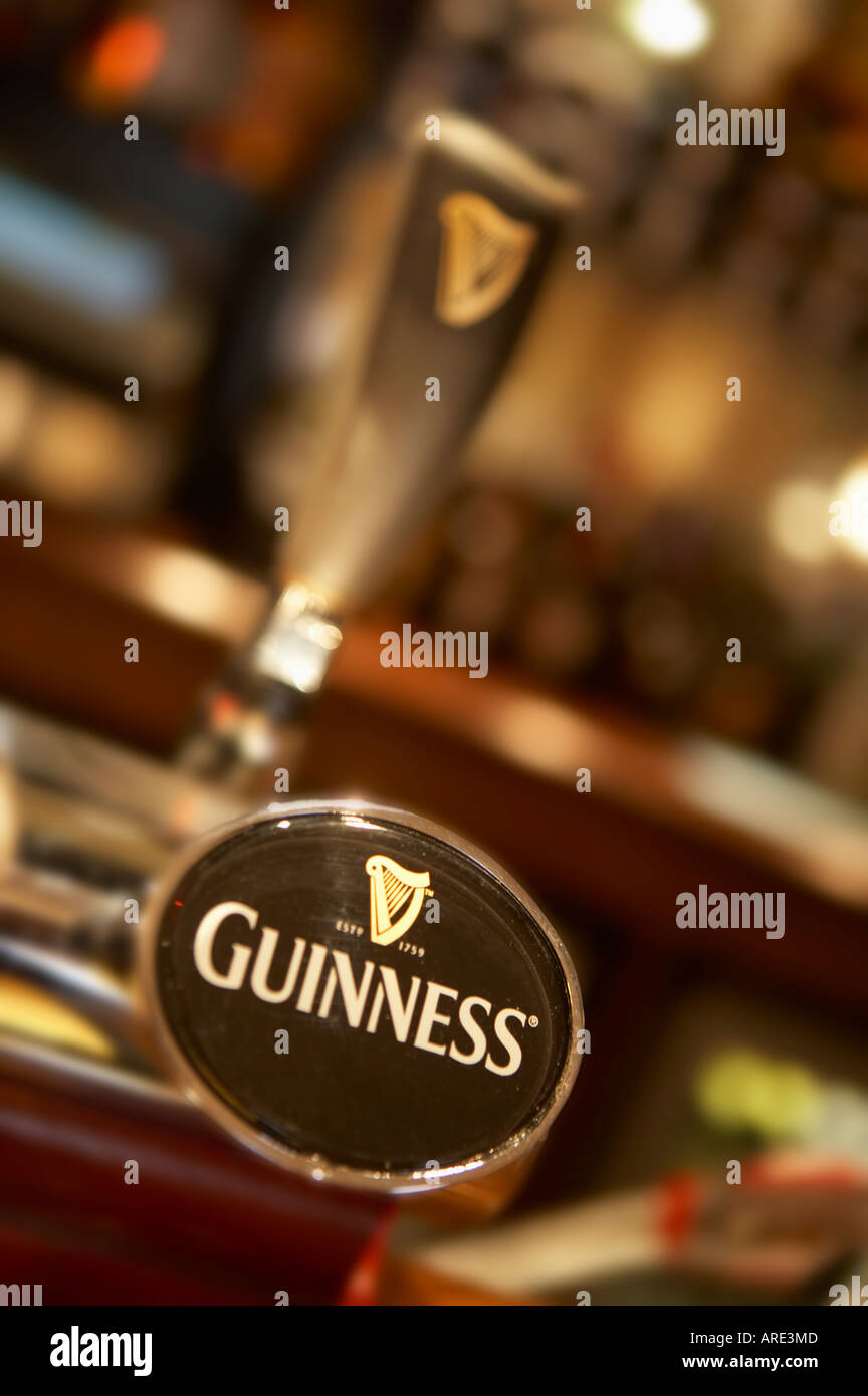 Pompe à bière Guinness dans un style anglais PUBLIC HOUSE Banque D'Images