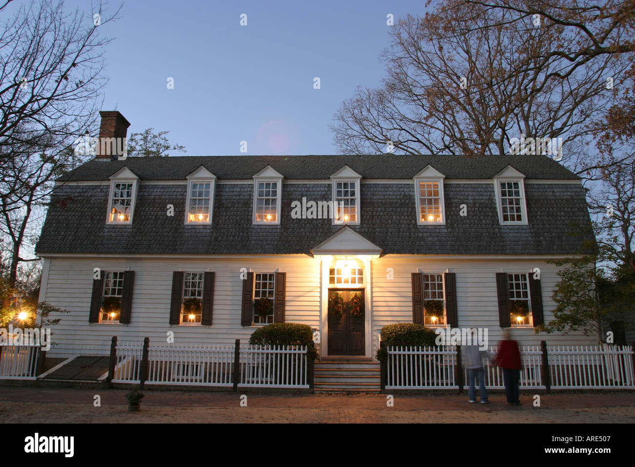 Colonial Williamsburg Virginie, duc de Gloucester Street, Noël lumières, les visiteurs voyage voyage touristique touristique sites touristiques culture cu Banque D'Images