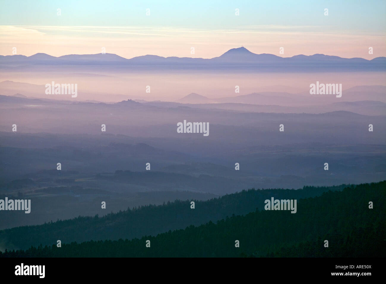 La plaine de Limagne et la "chaîne des Puys" au coucher du soleil (France). La plaine de la Limagne et la Chaîne des Puys, le soir (France) Banque D'Images