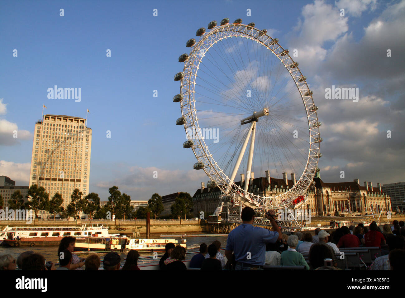 London Eye vu de bateau-mouche sur la Tamise Banque D'Images