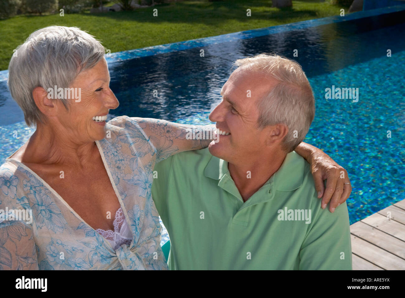 Vieux couple hugging on terrace Banque D'Images
