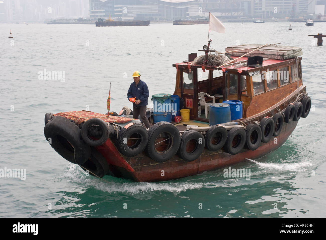 Sanpan à moteur dans le port de Hong Kong Banque D'Images