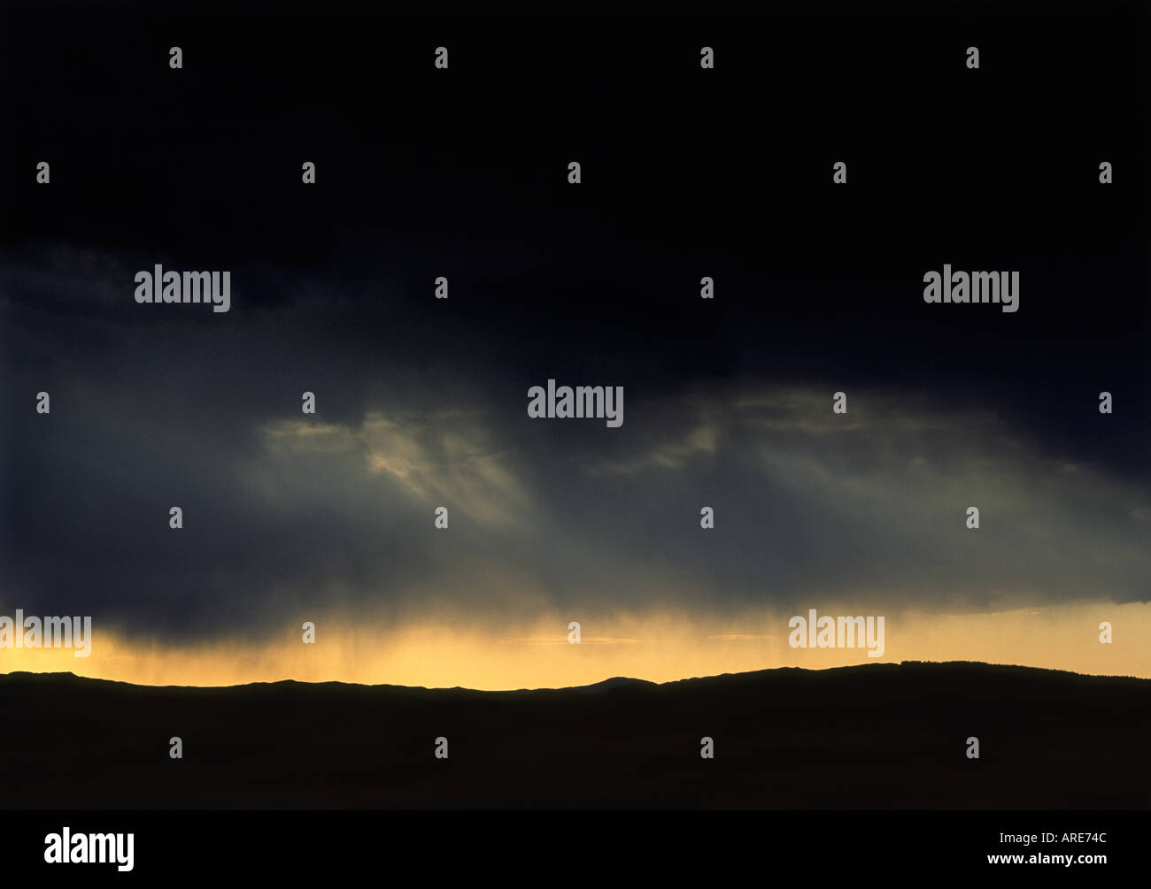 Dark storm stormy pluie nuages ciel nuageux ciel noir sur la crête de montagne soirée horizon Banque D'Images