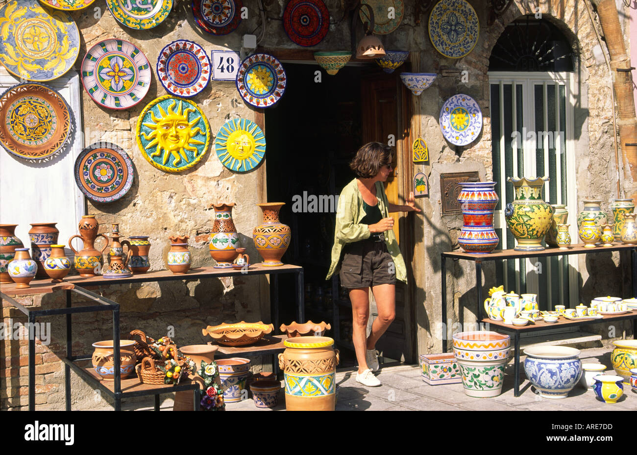 Sicile, Italie. La céramique typique de céramique boutique en ville de Santa Stefano. Les touristes à la recherche de pots Banque D'Images