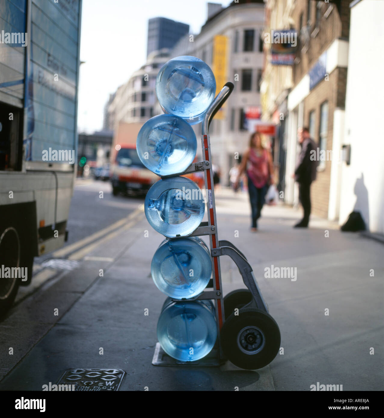 Refroidisseur d'eau bouteilles empilées sur un chariot de livraison dans une rue du centre de Londres, Angleterre, Royaume-Uni Banque D'Images