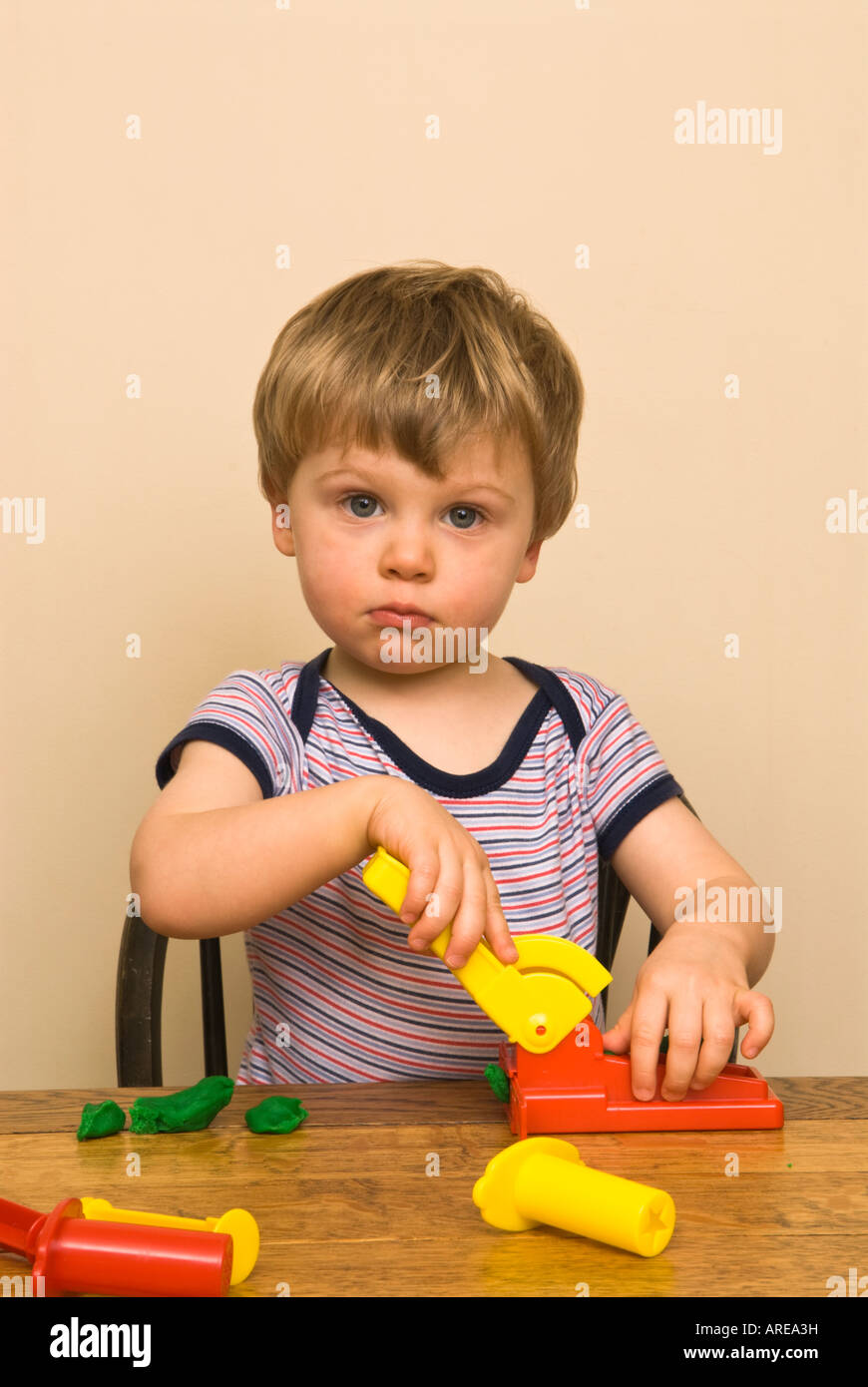 Bebe Garcon Enfant Jouant Avec Jouer La Pate Et D Outils De Coupe Et De Modelisation Des Jouets 22 Mois Photo Stock Alamy