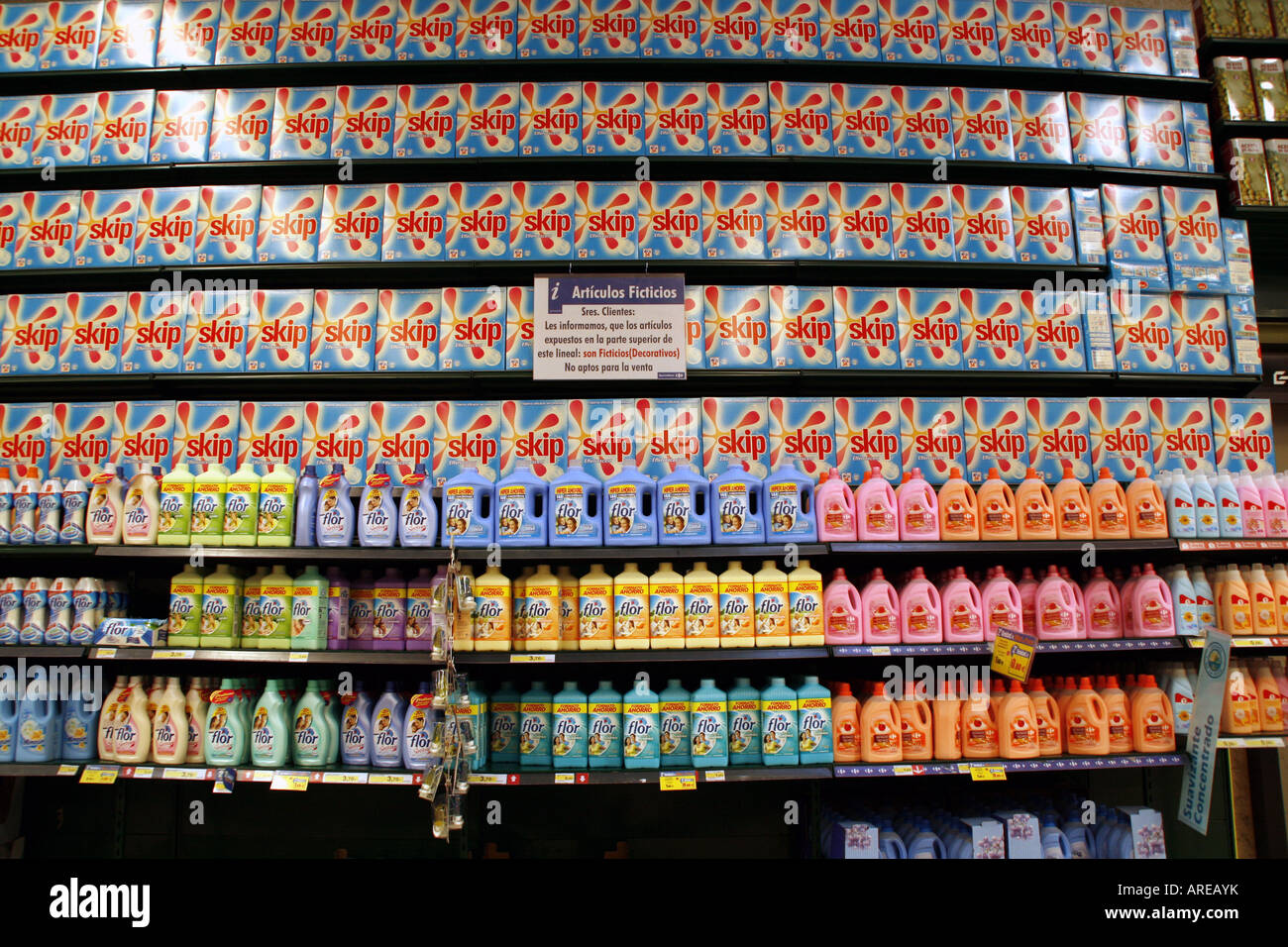 Étagères de poudre de savon et de détergents sur supermarché de La Coruña, Espagne Banque D'Images