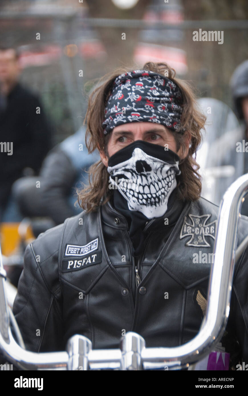 L'homme sur la moto, Head & Shoulders, le port de foulard tête de mort,  crâne masque, veste en cuir noire, pas de casque Photo Stock - Alamy