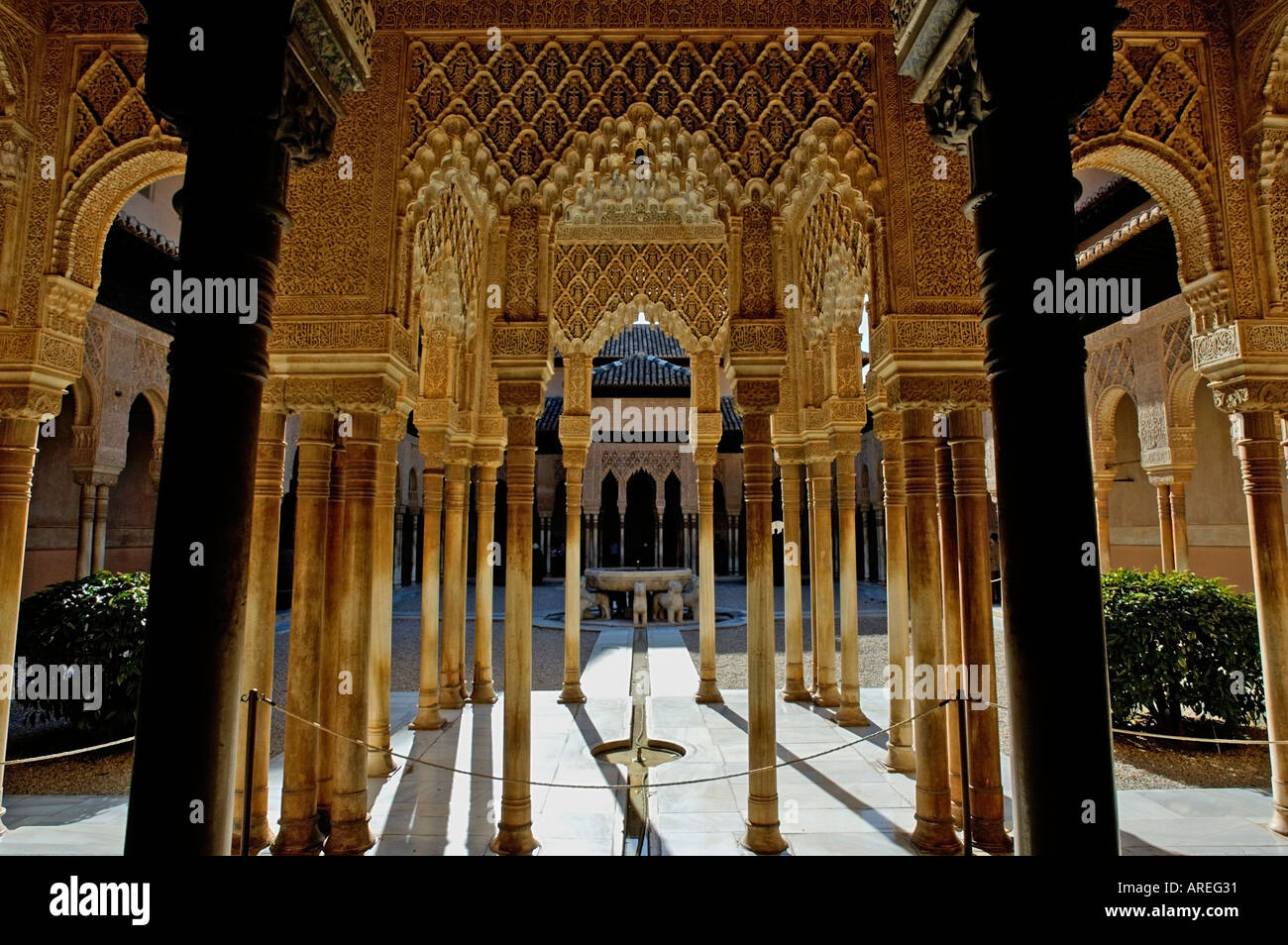 L'intérieur du Palais de l'Alhambra - Cour dans le Patio de los Leones, Granada, Espagne Banque D'Images