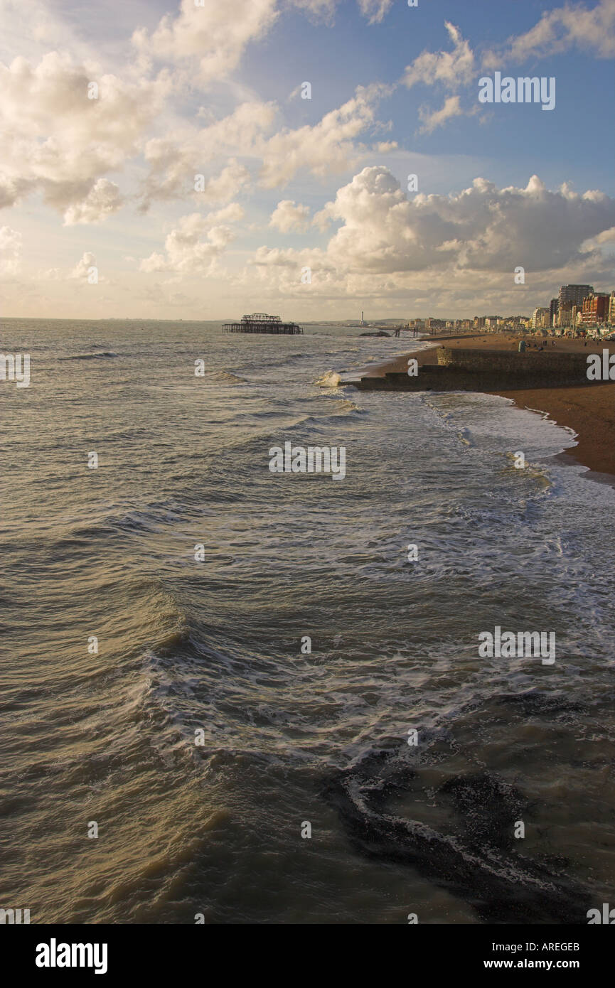 La plage de Brighton et Sussex Old Pier, England, UK Banque D'Images