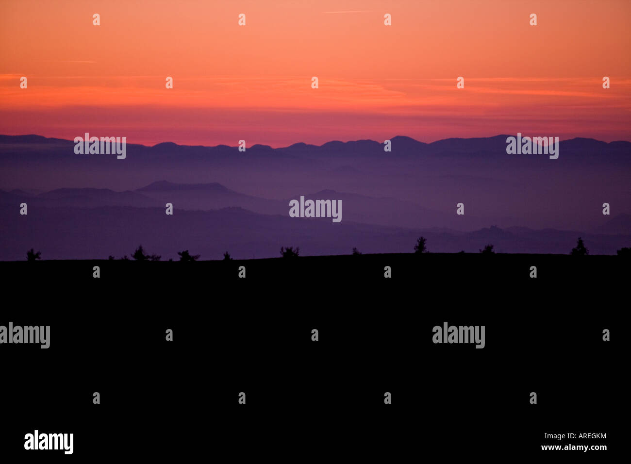 La plaine de Limagne et la "chaîne des Puys" au coucher du soleil (France). La plaine de la Limagne et la Chaîne des Puys, le soir (France) Banque D'Images