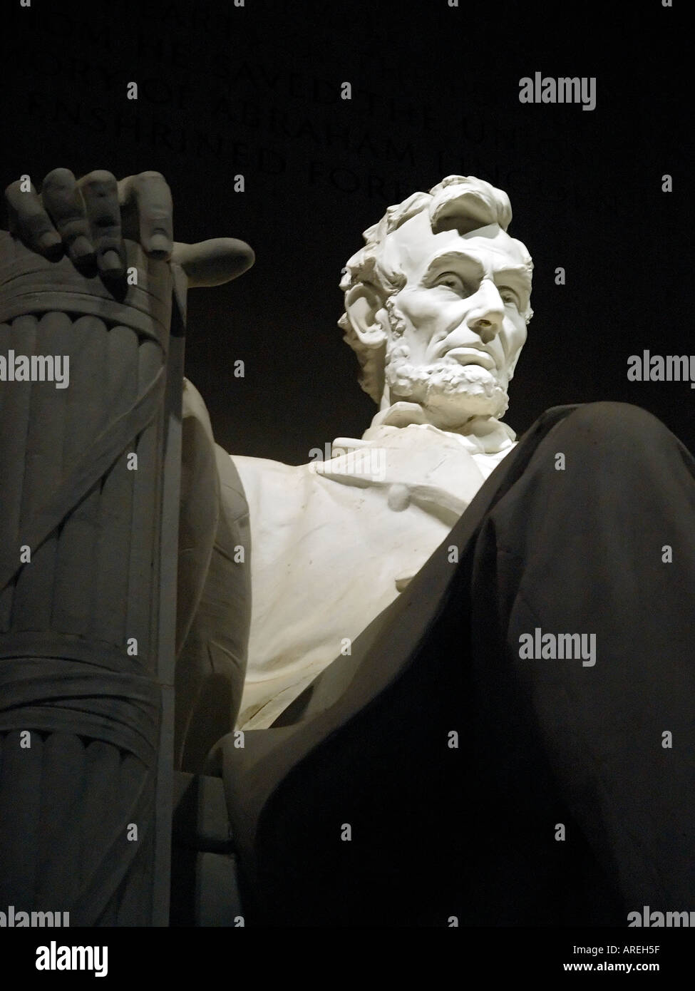 Vue de la statue d'Abraham Lincoln dans le Lincoln Memorial à Washington DC nuit Banque D'Images