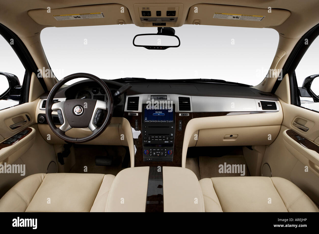 2007 Cadillac Sedan Deville dans noir - planche de bord, console centrale, le levier de vitesses voir Banque D'Images