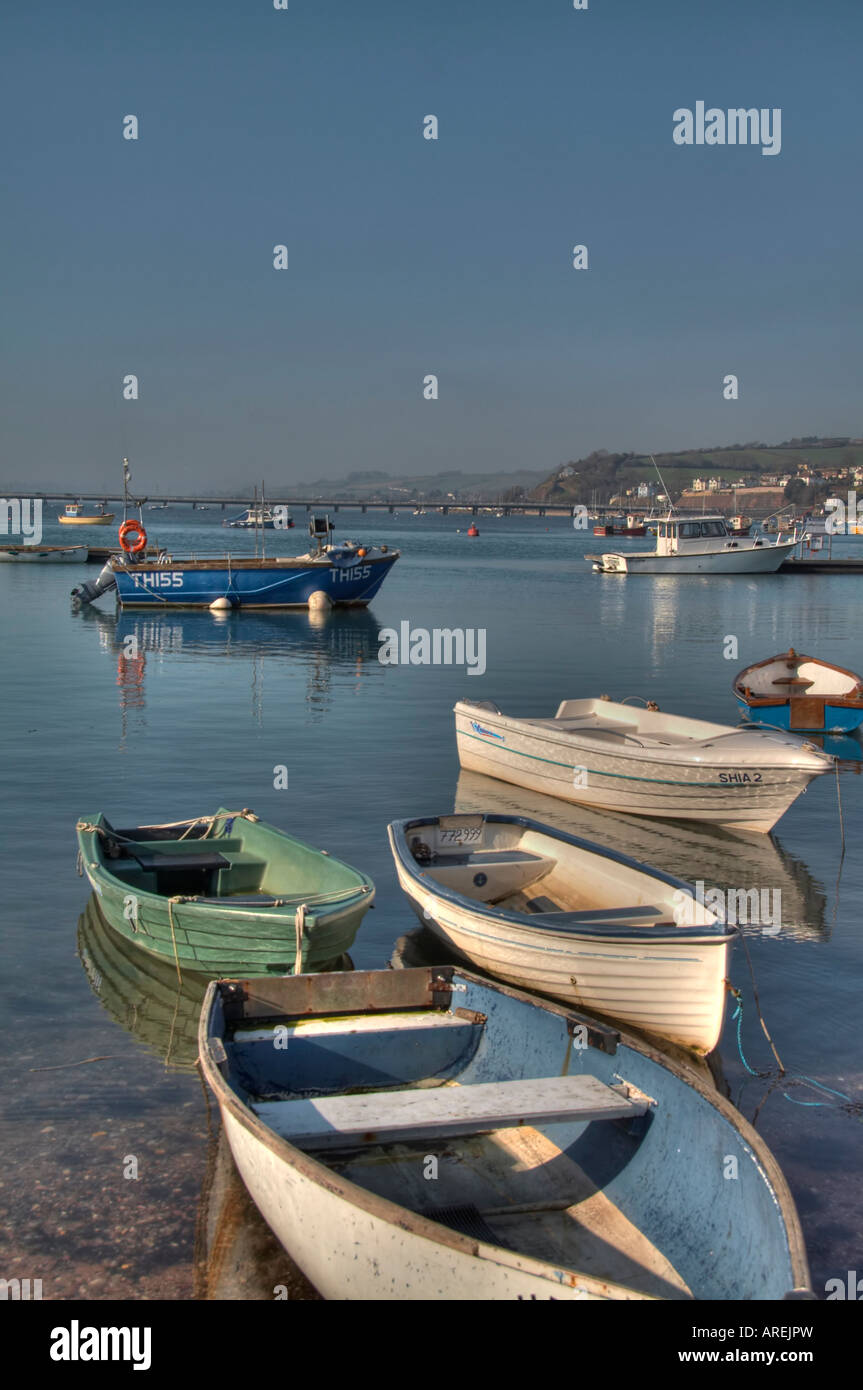 Les petits bateaux sur mer calme Banque D'Images