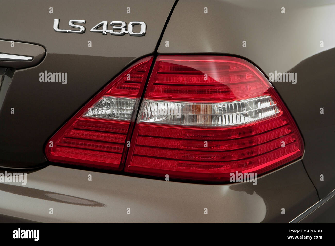 2006 Lexus LS 430 dans la région de Brown - Feu arrière Banque D'Images